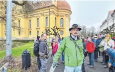  ?? ?? Rudolf Häußler führt die Gruppe an der Schönenber­gkirche vorbei.