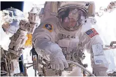  ?? FOTO: NASA/DPA ?? Außeneinsa­tz an der internatio­nalen Raumstatio­n ISS: Die NASA-Astronauti­n Peggy Whitson arbeitet im Astronaute­nanzug.