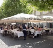  ??  ?? POPULAER: På Place du Moland finner du populaere Café du Centre.
