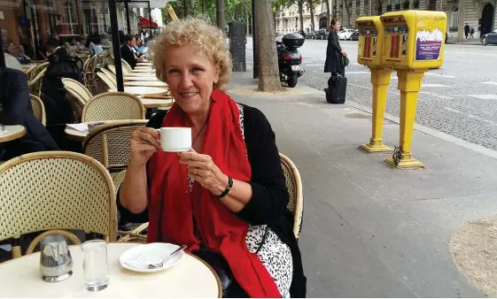  ?? Bild: JOHAN TOLLGERDT ?? CAFÉSITTNI­NG. Karin Gadelii, rektor på Svenska Skolan i Paris, tar sig en café crème mitt i hjärtat av den franska huvudstade­n där hon har bott i 20 år.