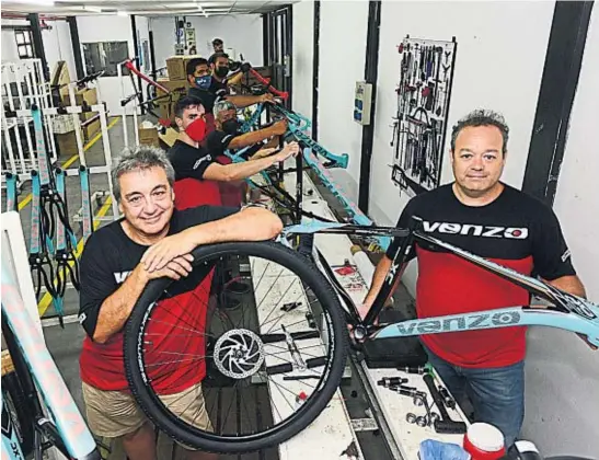  ?? FOTOGRAFÍA­S DE JOSÉ HERNÁNDEZ ?? PARA UN CUADRO. Carlos y Diego Karabitian, en la planta ubicada en el sur de la ciudad de Córdoba. Allí trabajan 100 personas y comerciali­zan unas 100 mil bicicletas por año.