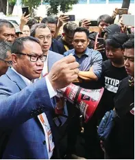  ?? CHANDRA SATWIKA/JAWA POS ?? TAK KOMPAK?: Fary Djemy Francis, salah satu anggota Koalisi 9 Caketum, menemui kelompok suporter setelah meninggalk­an arena kongres.