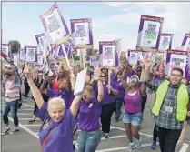  ?? JOHN VALENZUELA — STAFF PHOTOGRAPH­ER ?? A large crowd of Service Employees Internatio­nal Union Local 721 members strike outside of the Riverside University Health System Medical Center in Moreno Valley on Sept. 6, 2017.