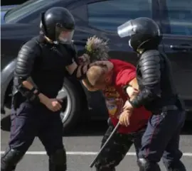  ?? © epaefe ?? Boven: veel vrouwen kwamen gisteren de straat op, vaak met bloemen in de hand. Onder: een man die bloemen wou neerleggen op de plaats waar een demonstran­t stierf, werd opgepakt.