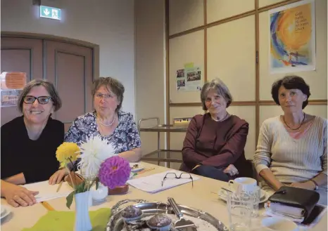  ?? FOTO: CLAUDIA-EVELYN BUCHMÜLLER ?? Einige Mitglieder des Organisati­onsteams beim Presseterm­in im evangelisc­hen Gemeindeha­us (von links): Carola Zweifel, Christiane Menzel, Gisela Harr und Marion Bofinger.