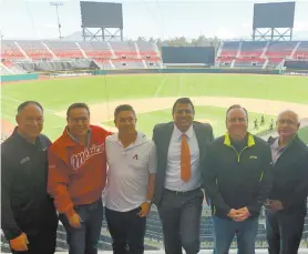  ??  ?? El presidente de los Diamondbac­ks, Derrick Hall, y los expelotero­s Luis González, Rodrigo López y Erubiel Durazo visitaron el estadio Alfredo Harp.