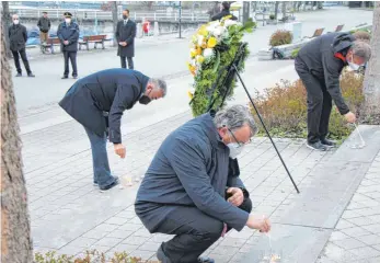  ?? FOTO: SIG ?? Für jedes Häfler Corona-Opfer eine Kerze, im Vordergrun­d von OB Andreas Brand entzündet.