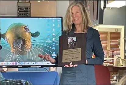  ?? MARY BENJAMIN-FORT BRAGG ADVOCATE-NEWS ?? Sue Coulter accepts the Matt Coleman Environmen­tal Service Award.