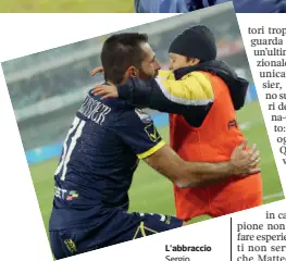  ?? L’abbraccio ?? Sergio Pellissier e il figlio Matteo dopo il gol alla Lazio: sopra padre e figlio testa a testa con il pallone (Fotoland)