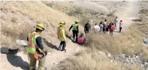  ??  ?? Elementos del cuerpo de bomberos realizaron un operativo de rescate, luego de que la mujer resultara lesionada de una pierna.