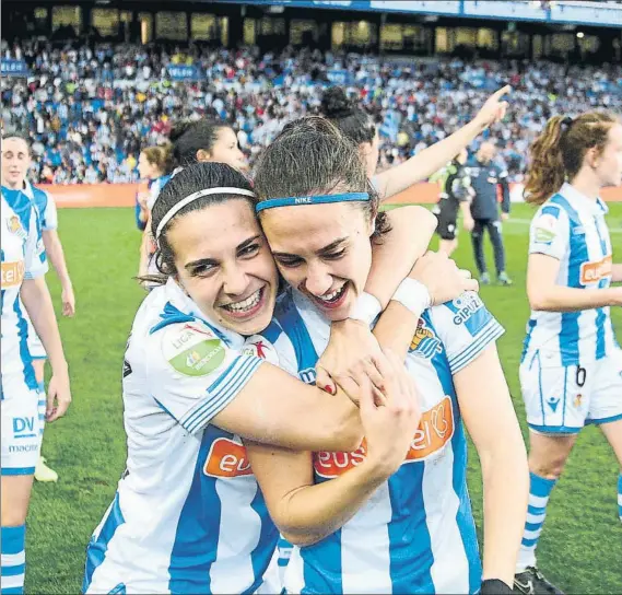  ?? FOTO: UNCITI ?? Marta Cardona abraza a Nahikari García plena de felicidad tras derrotar al Sevilla. La extremo aragonesa volvió a cuajar un partidazo