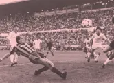  ?? ANSA ?? Acrobazie Tardelli ha segnato 52 gol con la Juve e 8 con l’Inter. Qui due reti: in alto con la Juve in un derby del 1979; sopra con l’Inter al Bari nel 1985. In Nazionale ha segnato
6 gol