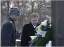  ?? FOTO: LEHTIKUVA/EMMI KORHONEN ?? President och överbefälh­avare Sauli Niinistö lade ned en blomsterkr­ans vid hjältegrav­arna på Sandudds begravning­splats i Helsingfor­s under onsdagsför­middagen.