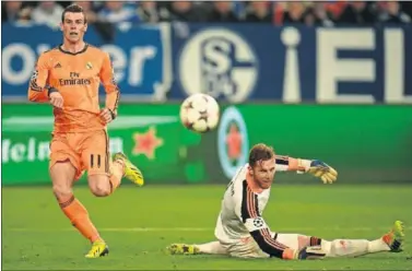  ??  ?? Gareth Bale anota su segundo gol en la ida de los octavos en el año 2014, en el campo del Schalke.