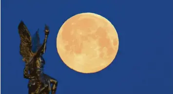  ?? Foto: Michael, dpa ?? In den vergangene­n Tagen erschien der Vollmond größer als sonst.