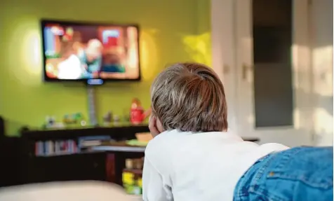  ?? Foto: Sven Böhren, stock.adobe.com ?? Nicht alles, was im Fernsehen läuft, ist für Kinder geeignet.