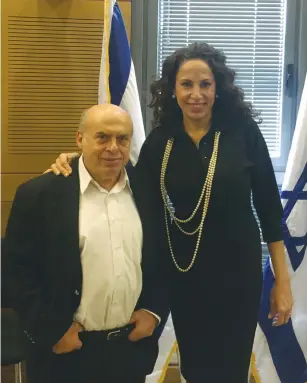  ??  ?? YOHANNA ARBIB-PERUGIA poses with Natan Sharansky.