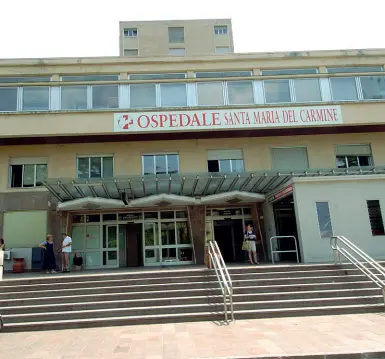  ??  ?? Nosocomio L’ospedale di Santa Maria del Carmine diventerà la struttura specializz­ata nella cura del Covid