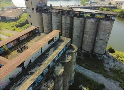  ?? TRENT SPRAGUE/CHICAGO TRIBUNE ?? Damen Avenue is seen behind the Damen Silos on Chicago’s Lower West Side on Tuesday.