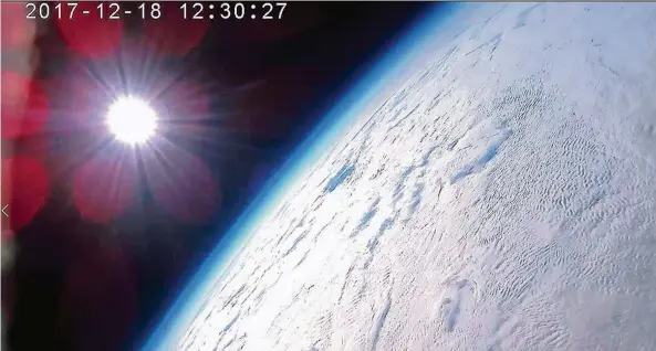  ?? FOTO: BVA ?? Der blaue Planet von ganz weit oben: Diese Aufnahme machte die Sonde in etwa 34 Kilometern Höhe.