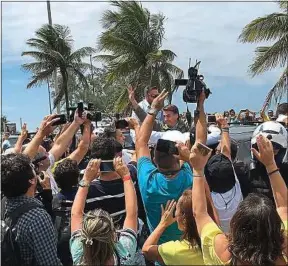  ??  ?? Jair Bolsonaro a été accueilli chez lui comme une rock star par ses partisans.