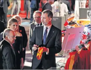  ??  ?? Felipe VI cuenta a Relaño y Cebrián una anécdota con las Eurocopas. CON LA ROJA. Relaño muestra a los Reyes las camisetas de la Selección.