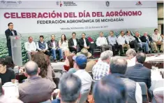  ??  ?? El gobernador Silvano Aureoles expresó su compromiso de impulsar la construcci­ón de la Casa del Agrónomo y de apoyar a migrantes.