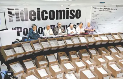  ?? OCTAVIO HOYOS ?? Integrante­s del comité del fideicomis­o presentaro­n sus pruebas en poco más de 50 cajas.