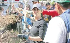  ??  ?? La mandataria local participó este sábado en la jornada de Tequio en la Unidad Habitacion­al Villa Panamerica­na, ubicada en la alcaldía Tláhuac.