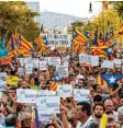  ?? Foto: dpa ?? In Katalonien sind viele Bürger dafür, dass die Region sich von Spanien abspal tet. Und viele Menschen sind auch dage gen. Deshalb gibt es gerade viele De monstratio­nen.