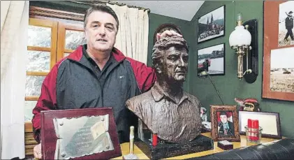  ?? FOTO: J.A.S. ?? Antic, con el busto que Jesús Gil mandó erigir en honor al serbio tras lo que logró con el equipo colchonero en aquellas campañas