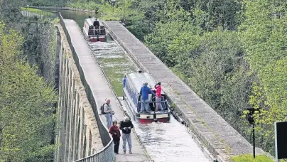  ?? FOTOS: AXEL BAUMANN ?? Narrowboat­s auf dem Chirk Aqueduct. Erbaut wurde dieser 1801 von Thomas Telford.
