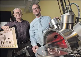  ?? PETER POWER THE CANADIAN PRESS ?? Maikel Reinstadte­r, right, and Ralph Pudritz of McMaster are trying to duplicate early Earth conditions.