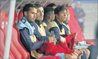  ??  ?? POLÉMICA. Casillas observa el partido del Oporto contra el Leipzig desde el banquillo al lado de Óliver.