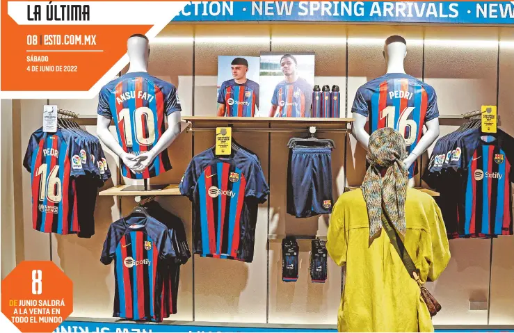  ?? FOTO: EFE ?? La nueva playera del Barcelona se encuentra disponible, por ahora, en las tiendas oficales del estadio y del club.