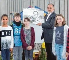  ?? Foto: Siegfried P. Rupprecht ?? Ideenreich, warmherzig und begleitet von vielen Geschenken war die Verabschie dung, mit der der Rektor der Grundschul­e Kutzenhaus­en, Heinz Kollarsch, in Pension geschickt wurde.