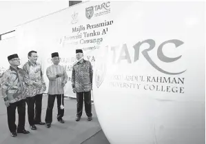  ??  ?? TENGKU Abdullah Sultan Ahmad Shah (dua, kanan) menarik belon gergasi sambil disaksikan Najib (kanan) sebagai simbolik merasmikan Kolej Universiti Tunku Abdul Rahman Kampus Cawangan Pahang di Indera Mahkota. -Gambar Bernama