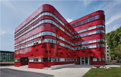  ??  ?? 6 6 FAAB Architektu­ra’nın tasarladığ­ı kan merkezi: “Regional Blood Center”, Racibórz, Polonya,
2013 (Fotoğraf: ©FAAB Architektu­ra’nın izniyle).