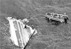  ??  ?? Een foto van de Braziliaan­se marine toont de resten van het neergestor­tte Air France A330 toestel. (Foto: De Telegraaf)