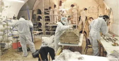  ?? Fotos: Patrimonio Nacional/Rathaus Madrid/EFE ?? Oben: Blick in das Pantheon der königliche­n Gruft des El Escorial, darunter Goya, hier mit Kopf, rechts daneben das monumental­e Grab des Kolumbus in der Kathedrale von Sevilla, unten: Archäologe­n suchen Cervantes in der Schachtel.