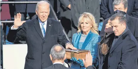 ?? FOTO: SAUL LOEB/AFP ?? „Mit Gottes Hilfe“: Joe Biden (links), neben ihm seine Frau Jill, bei der Vereidigun­g am Mittwoch vor dem Kapitol in Washington.