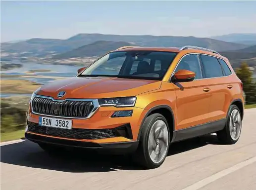  ?? ?? Obwohl sein Fahrwerk wie gehabt auf Komfort ausgelegt ist, kann der modernisie­rte Skoda Karoq auch betont sportlich unterwegs sein.