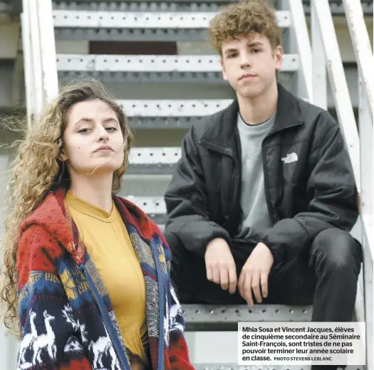  ?? PHOTO STEVENS LEBLANC ?? Mhia Sosa et Vincent Jacques, élèves de cinquième secondaire au Séminaire Saint-François, sont tristes de ne pas pouvoir terminer leur année scolaire en classe.