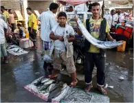  ?? — AFP ?? yemeni fishermen sell their catch in a market in the embattled red Sea port city of hodeida.