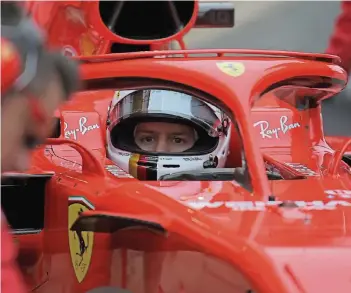  ??  ?? Auch Sebastian Vettels Ferrari besitzt einen sogenannte­n Heiligensc­hein, den „Halo“, der vor dem Cockpit angebracht ist und den Kopf des Fahrers bei Unfällen vor größeren Teilen schützen soll.