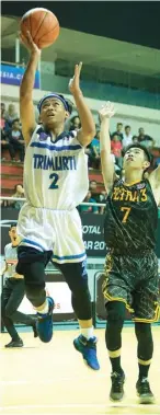  ?? AHMAD NUR AZIS/DBL FOR JAWA POS ?? POIN: Pemain SMA Trimurti Rafly Ferdian Kaluku (kiri) melakukan layup dibayangi pemain SMA Kr Petra 3 Christian Jasen S. di DBL Arena, kompleks Graha Pena Jawa Pos, Surabaya, kemarin.