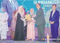  ?? — Gambar UKAS ?? PENGHARGAA­N: Fatimah menyampaik­an cenderamat­a kepada Abang Johari sebagai tanda penghargaa­n selepas majlis. Turut kelihatan Juma’ani (tiga kiri) dan Dr Sim (kiri).